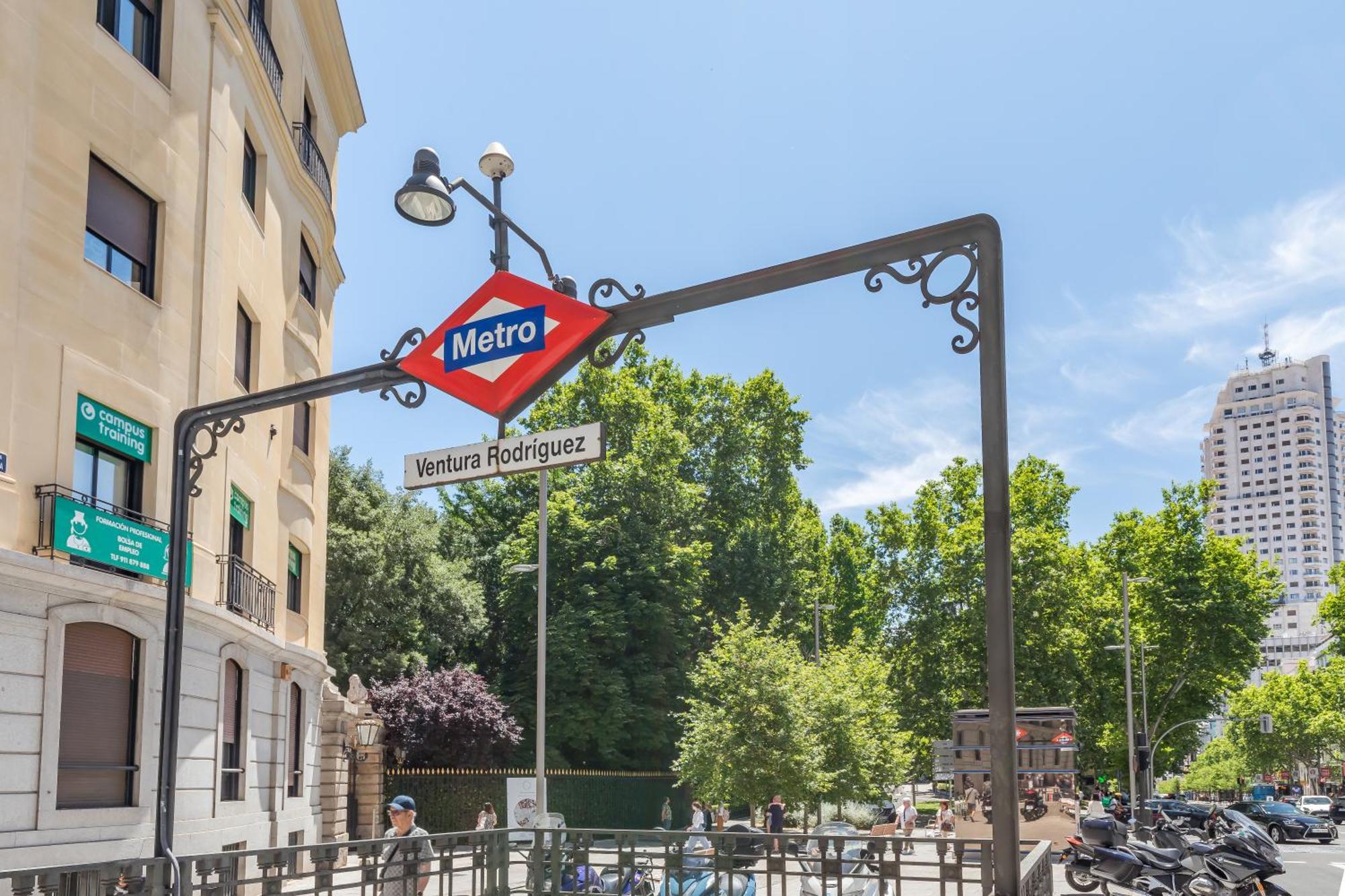 Ayz Princesa-Auto Check-In Property, Madrid
